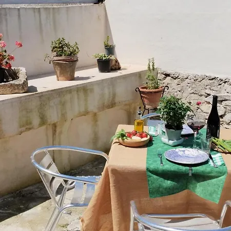 Villa Villa - Sleeps 8 - Patio - Garden - Parking *